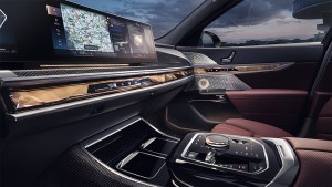 Панель BMW Interaction Bar з гранчастим дизайном.