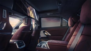 Консоль Executive Lounge для задніх пасажирів.
