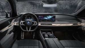 Інноваційна кабіна з панеллю BMW Interaction Bar і вигнутим дисплеєм BMW Curved Display.