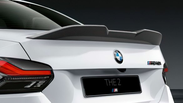 Задній спойлер із карбону.