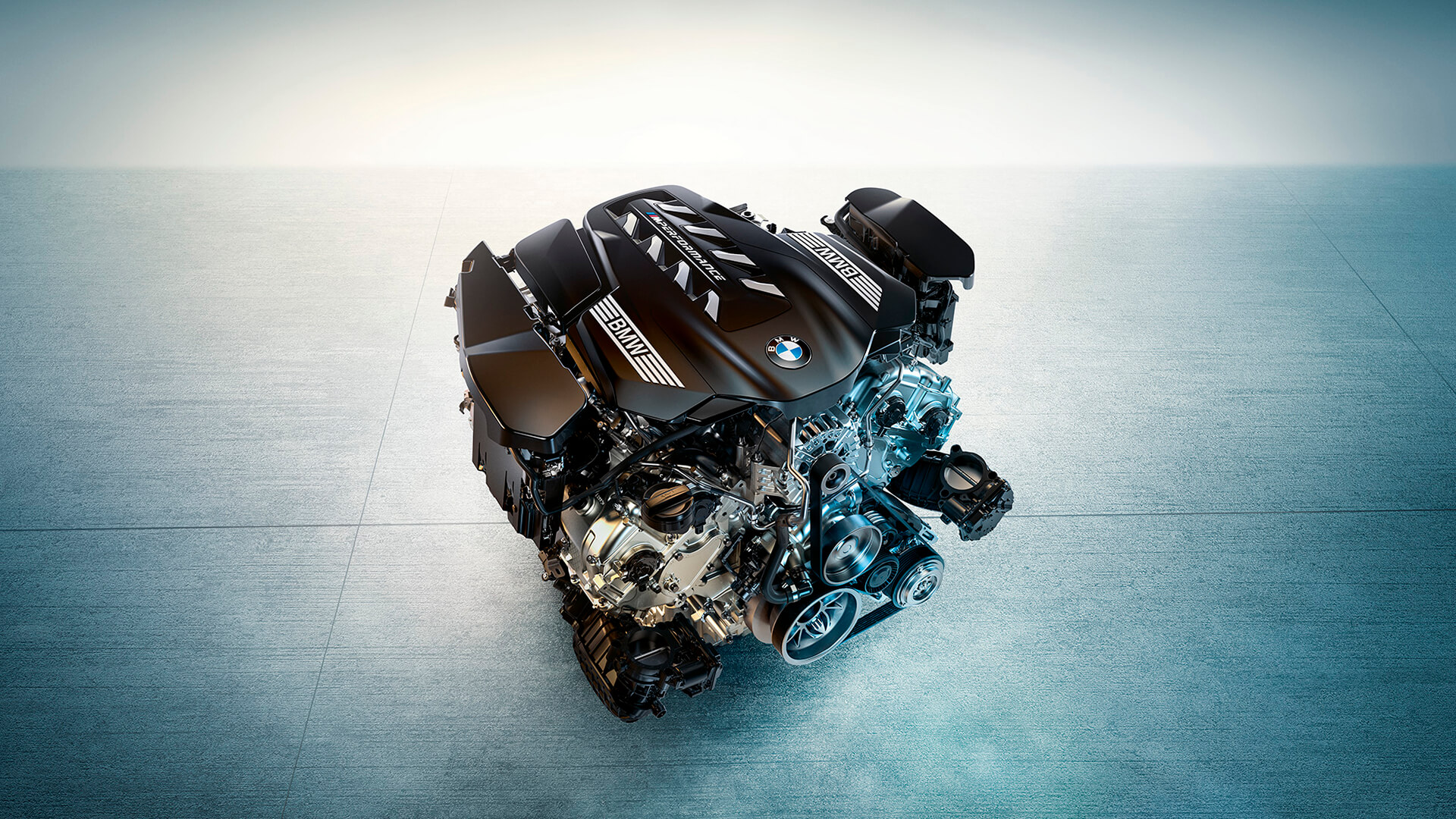 8-ЦИЛІНДРОВИЙ БЕНЗИНОВИЙ ДВИГУН BMW M TWINPOWER TURBO.