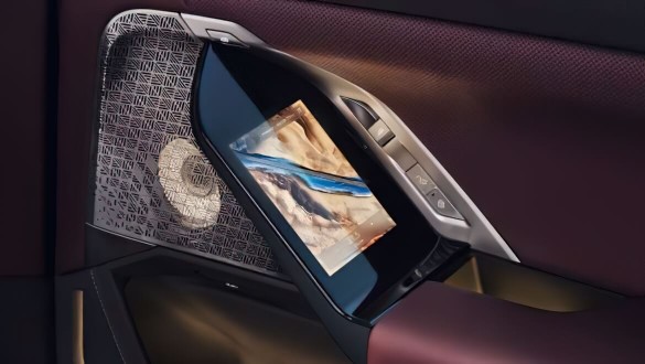 Вбудовані сенсорні дисплеї у задні двері.