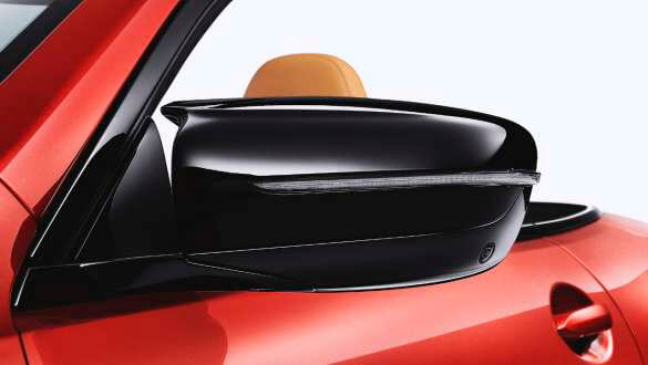 Дзеркала заднього виду в чорному глянцевому кольорі.