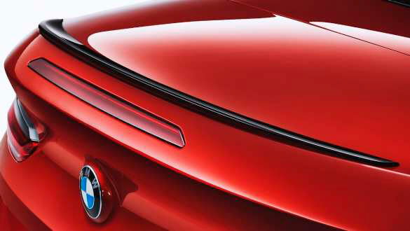 Задній спойлер M у чорному кольорі.