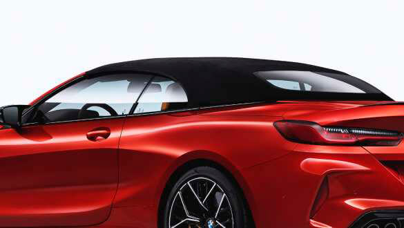 М'який дах чорного кольору.