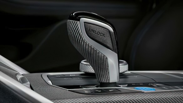 Важіль селектора M Performance обтягнутий алькантарою.