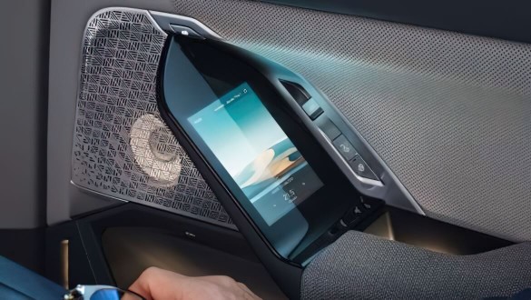 Вбудовані сенсорні дисплеї у задні двері.