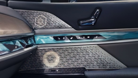 Якісний звук з аудіосистемою Bowers & Wilkins Diamond Surround Sound