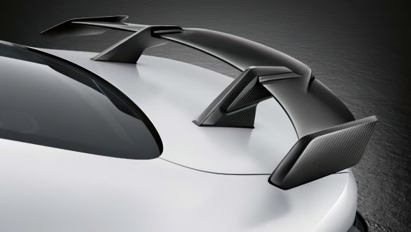 Задній спойлер М Performance із якісного карбону.