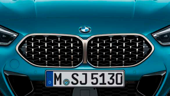 Решітка радіатора BMW у сітчастому дизайні.