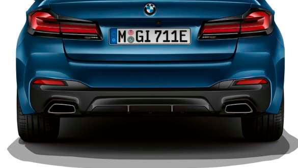 Патрубки випускної системи, видимі, трапецієподібної форми.