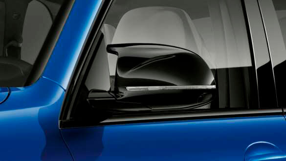 Корпуси зовнішніх дзеркал у глянцевому чорному виконанні.