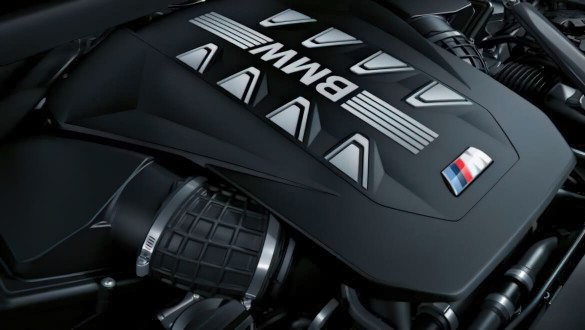 Високопродуктивний 8-циліндровий V-подібний бензиновий двигун M TwinPower Turbo.