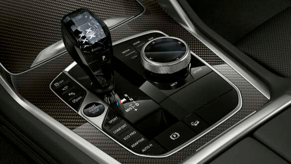 Важіль перемикання швидкостей з емблемою "М".