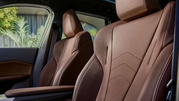 "Активні" сидіння водія та переднього пасажира.