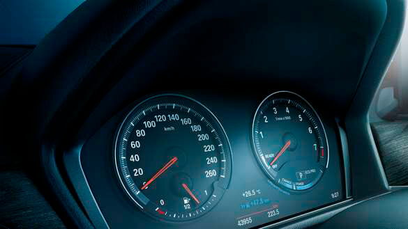 Панель приладів із технологією Black Panel.