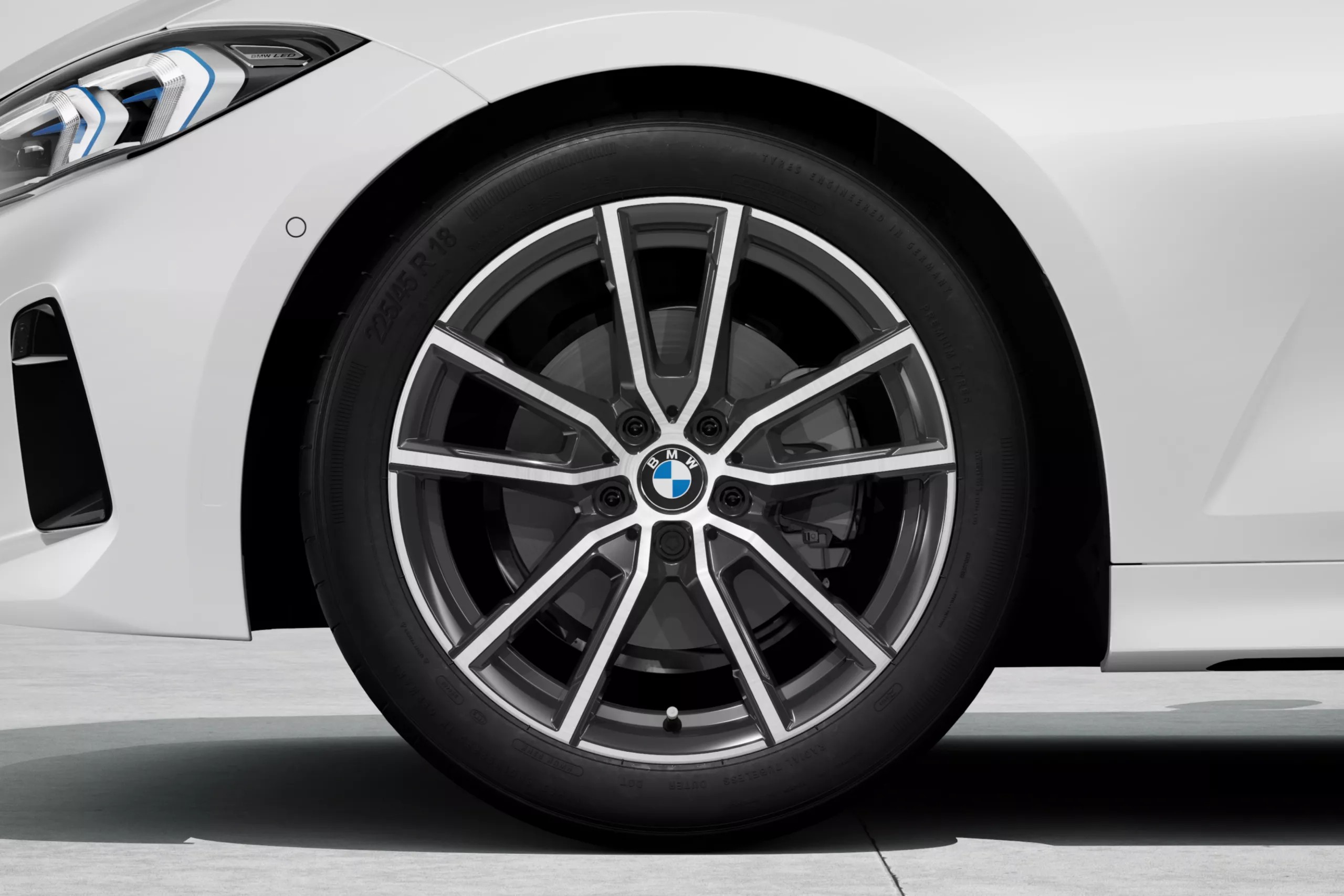 Виблискує сірим.