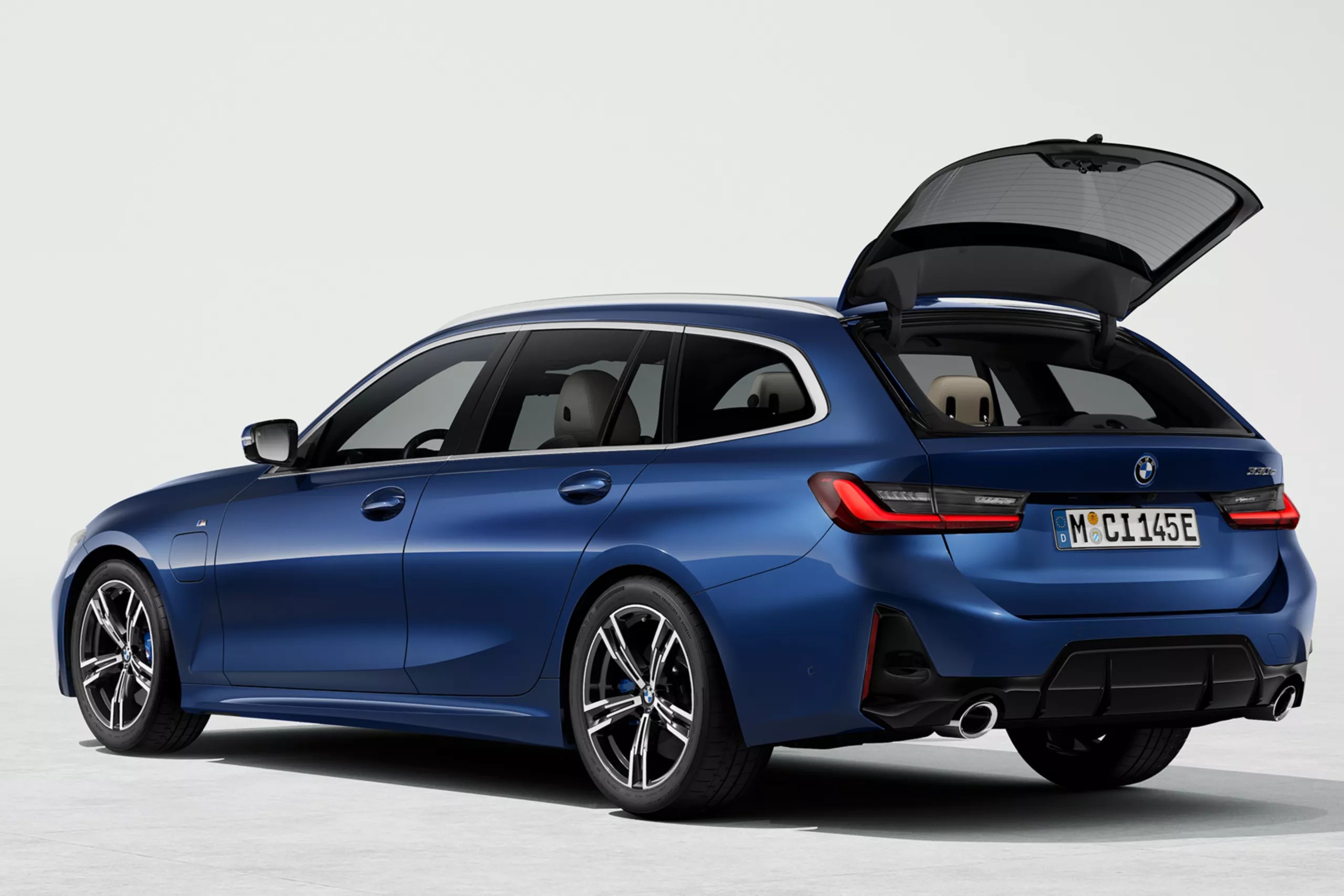 Роздвоєні задні двері для легкого доступу.