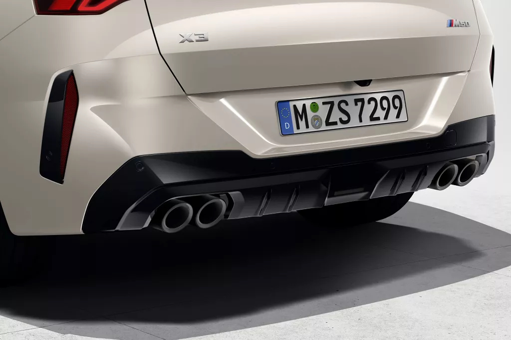 Характерний звук з чотирьох вихлопних труб.