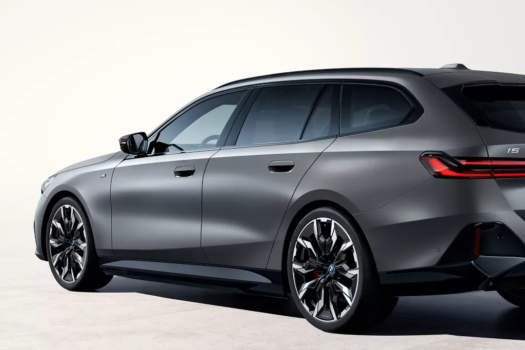 Дещо темніше. І більш вишукано.