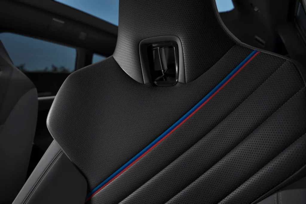 Вишукані деталі, спортивний колорит.