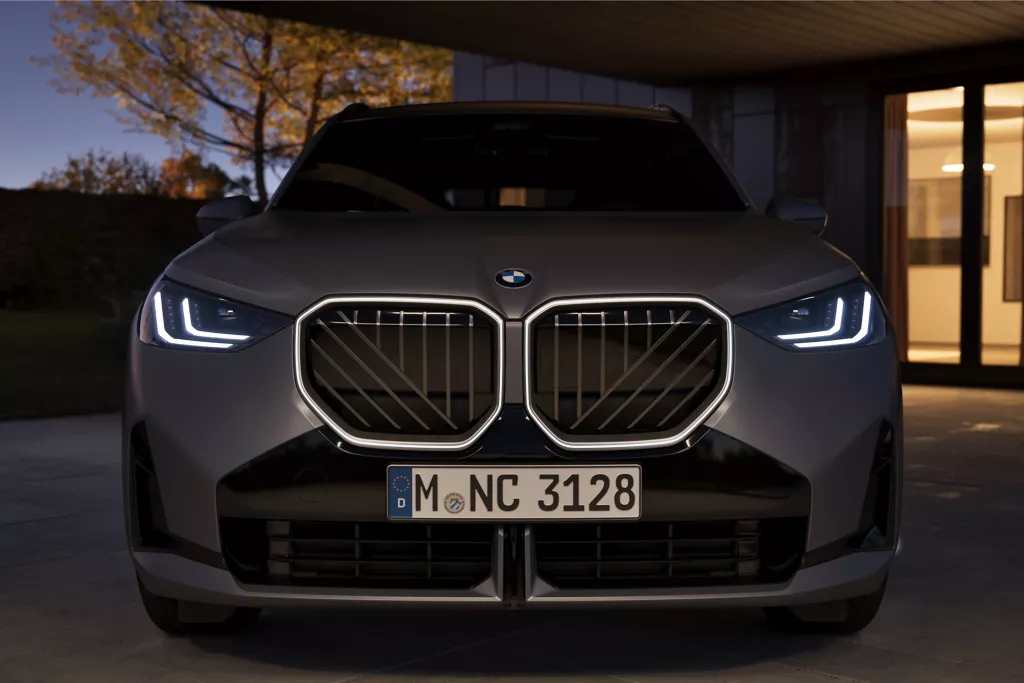 Безпомилкова — навіть у темряві.