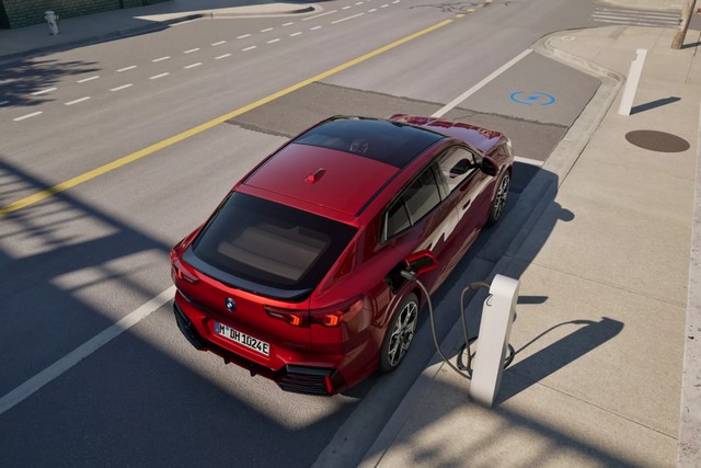 Заряджайтеся в одній із громадських мереж зарядних станцій.