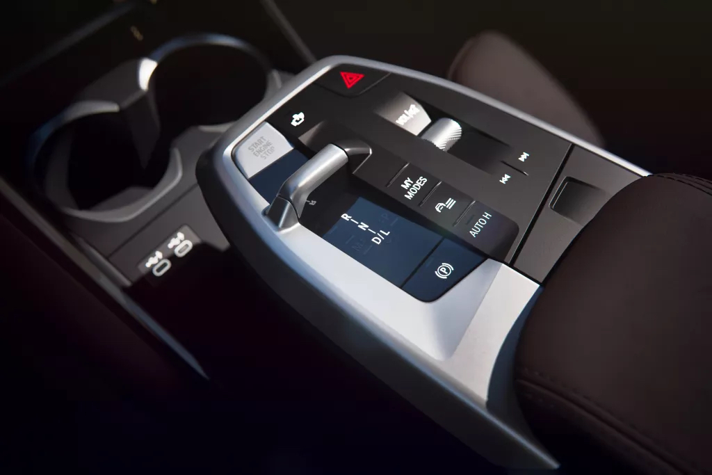 Припіднята центральна консоль.