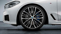 21-дюймовий легкосплавний диск BMW з V-подібними спицями 687 у двокольоровому виконанні, один передній диск без шини.
