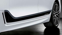 Наліпки M Performance чорного кольору на бічні поверхні кузова.