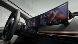 Кокпіт із екраном BMW вигнутої форми.