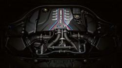 Високоефективний 8-циліндровий бензиновий двигун M TwinPower Turbo потужністю 625 к.с.