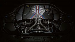 Високоефективний 8-циліндровий бензиновий двигун M TwinPower Turbo потужністю 600 к.с.