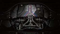 Високоефективний 8-циліндровий бензиновий двигун M TwinPower Turbo потужністю 625 к.с.