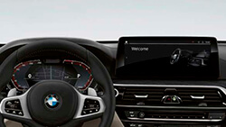 Панель приладів BMW Live Cockpit Professional.