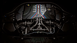 Высокопроизводительный 8-цилиндровый бензиновый двигатель M TwinPower Turbo.