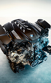 8-ЦИЛИНДРОВЫЙ БЕНЗИНОВЫЙ ДВИГАТЕЛЬ BMW M TWINPOWER TURBO.