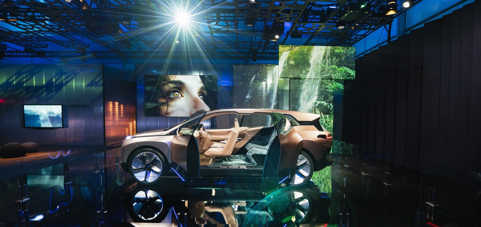 BMW Group на международной выставке потребительских технологий CES 2019 в Лас-Вегасе. Виртуальное вождение BMW Vision iNEXT.