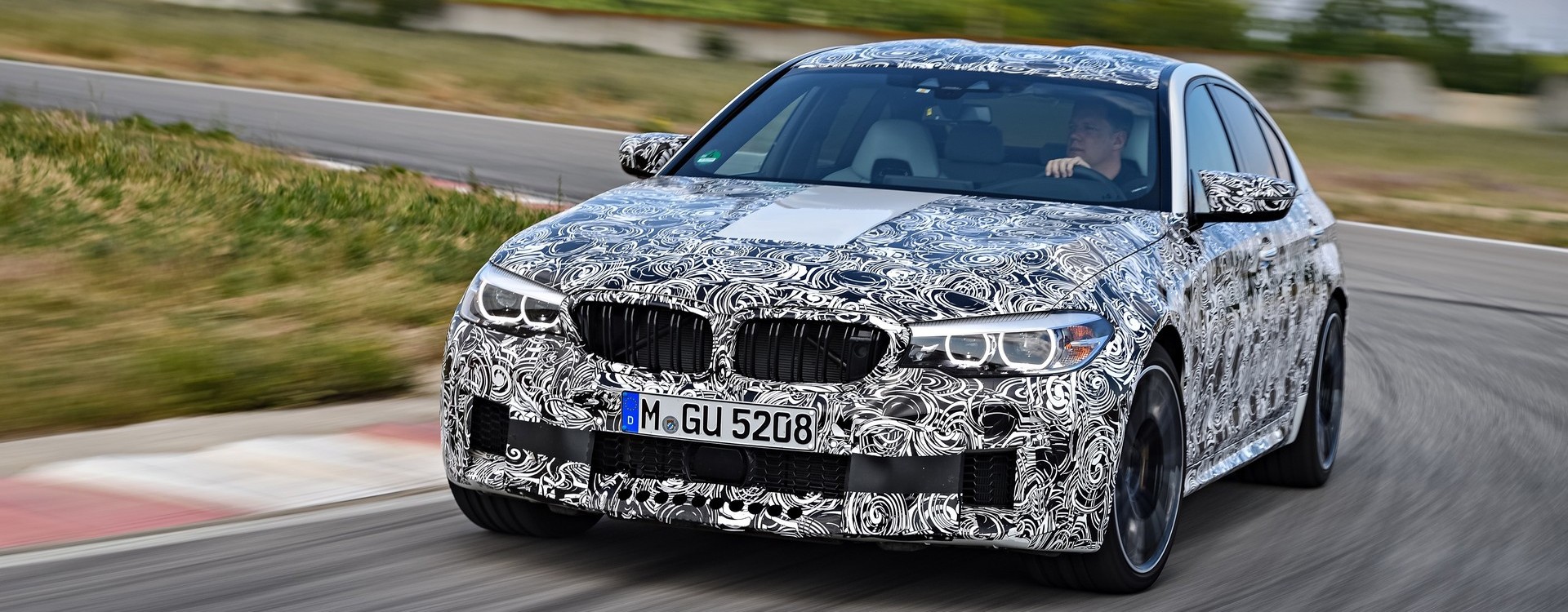 Новый BMW M5 с системой интеллектуального полного привода M <span class="little">x</span>Drive.
