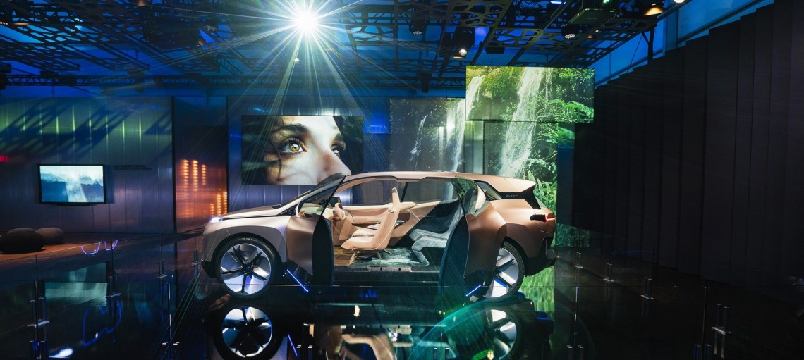 BMW Group на международной выставке потребительских технологий CES 2019 в Лас-Вегасе. Виртуальное вождение BMW Vision iNEXT.